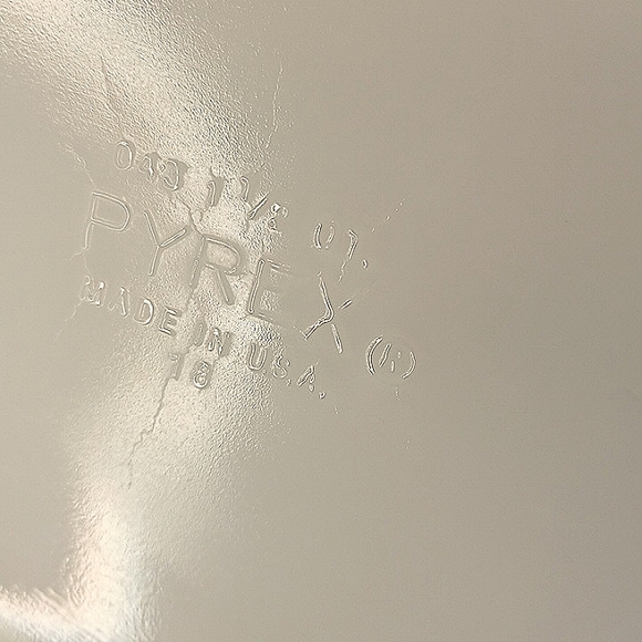 Pyrex Empire Goldtone Scroll Vines 1.5 QT Casserole Dish w/ Lid # 043 - Picture 6 of 14